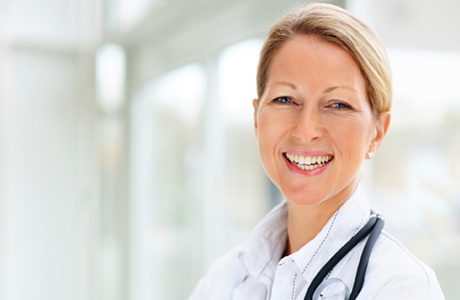 Image Nurse in hallway